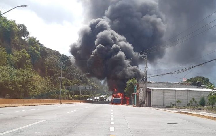 (VIDEO) Bus de la ruta 8 se incendia en las cercanías del Paso del Jaguar