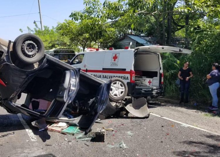 Múltiple accidente de tránsito en Cojutepeque deja cinco lesionados, entre ellos un bebé de cuatro meses