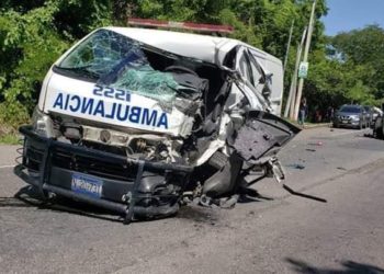 Ambulancia del ISSS y microbús particular chocan en Chinameca