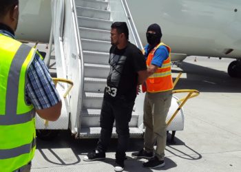 Localizan y deportan a sujeto involucrado en el asesinato de policía