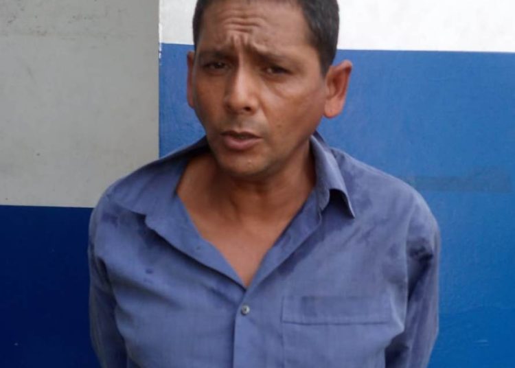 Capturan en flagrancia a sujeto que asaltaba a pasajeros de autobus en el centro de San Salvador