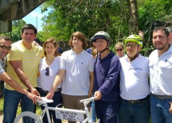 Ciclistas rinden homenaje póstumo a hijo del expresidente Cristiani