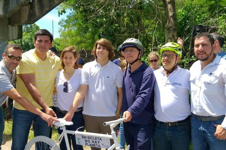 Ciclistas rinden homenaje póstumo a hijo del expresidente Cristiani