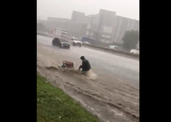 Localizan cadáver de motociclista succionado por un tragante de aguas lluvias en la zona de Las Delicias, Santa Tecla