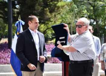 Alcalde de San Salvador entrega llaves de la ciudad a Howard Buffet por invertir en remodelación de Parque Cuscatlán