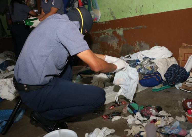 Autoridades buscan ilícitos en penal de Sonsonate