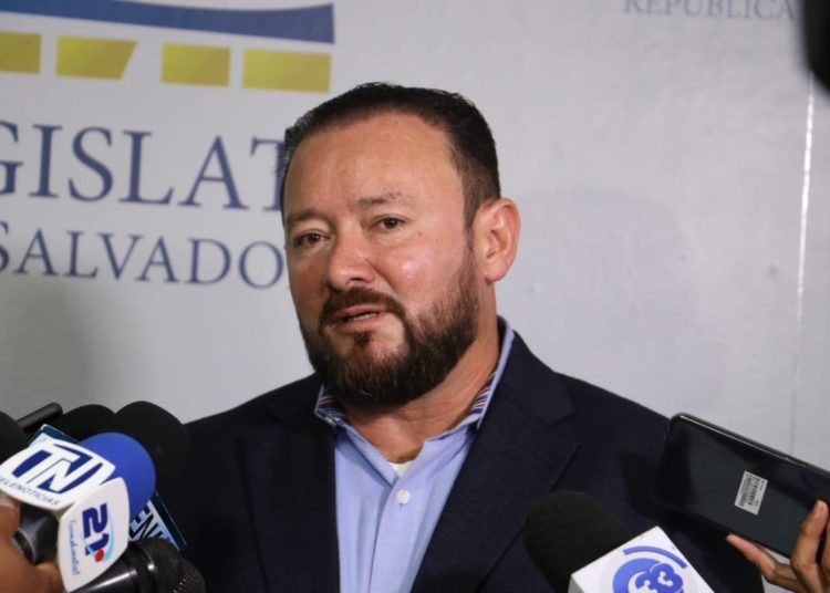 Gallegos defiende declaratoria de guerra: “Me importa más la vida de un policía que la de un marero”