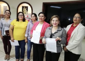 Piden que se acredite a médicos salvadoreños especializados en el extranjero