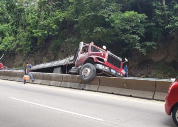 (VIDEO) Accidente de tránsito bloquea temporalmente carretera Los Chorros hacia Santa Tecla