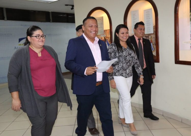 Diputados del FMLN piden convocar a ministra de Educación por supuestos actos políticos en escuelas