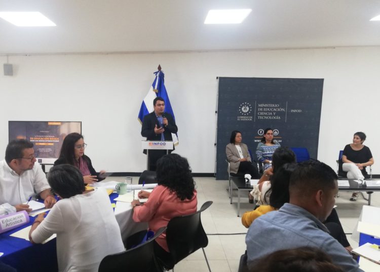 Buscan reforzar formación de docentes para mejorar enseñanza en primero y segundo ciclo