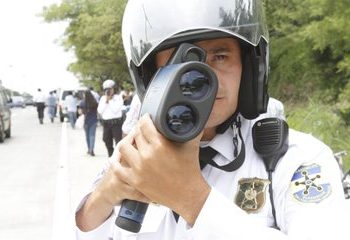 División de Tránsito recibe pistolas láser y drones para prevenir los accidentes viales