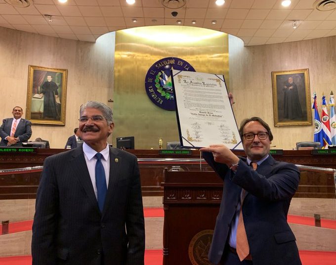 Embajador de Francia es reconocido como “Noble Amigo de El Salvador”