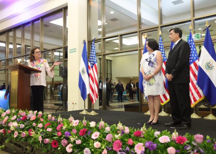 (VIDEO) Cancillería reconoce labor de embajadora Jean Manes