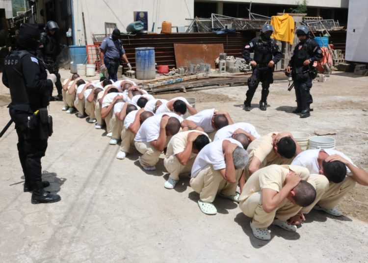(VIDEO) Trasladan a 1,500 reos de los penales de Chalatenango y Ciudad Barrios