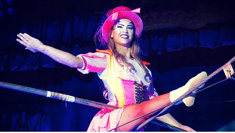 (VIDEO) Acróbata cae de 10 metros de altura y sobrevive