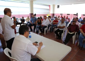 Oscar Ortiz pide a alcaldes del FMLN “volcarse al territorio para resolver problemas de la gente”