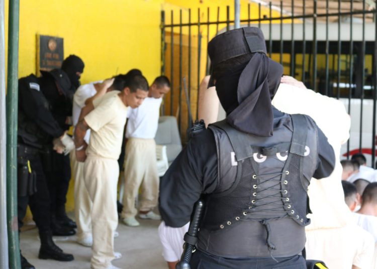 Centros Penales realiza 3 mil traslados de reos pandilleros este fin de semana