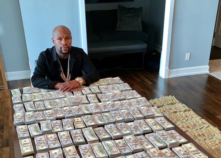 Floyd Mayweather se fotografió junto a millones de dólares en el Día de «su» Independencia