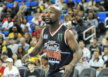(VIDEO) Jugador del baloncesto callejero deja en ridículo a Floyd Mayeather en partido benéfico
