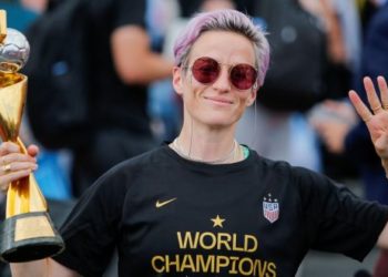(Video) La campeona del mundo Megan Rapinoe muestra un pecho por accidente en entrega de premios