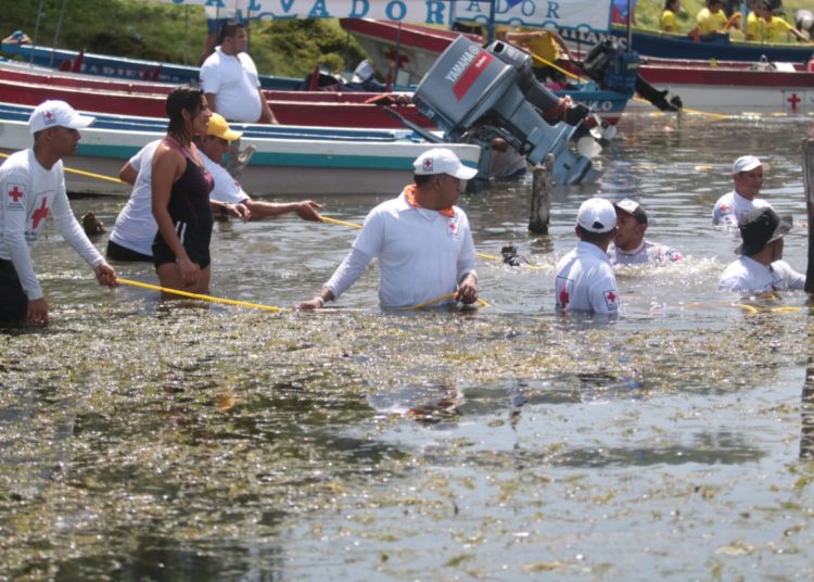 Voluntarios de Cruz Roja limpian desagüe del lago de Ilopango