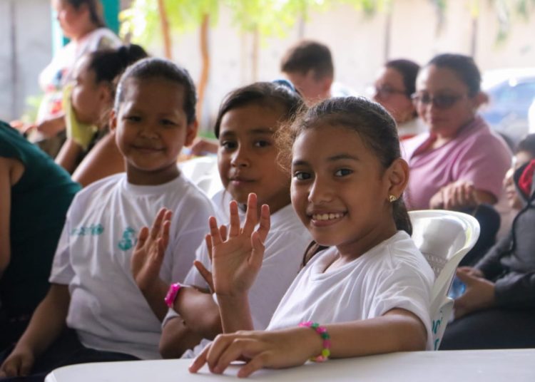 Alcaldía de San Miguel y UNICEF entregan bonos a familias con hijos con discapacidades