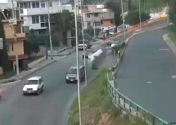 (VIDEO) Conductor se distrae con el celular y causa accidente