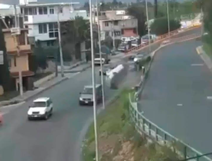 (VIDEO) Conductor se distrae con el celular y causa accidente
