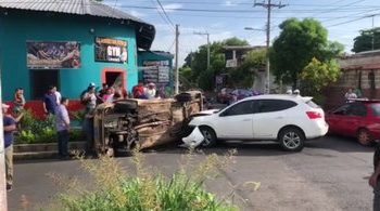 (VIDEO) Vehículo no respeta señal de alto y causa accidente en San Miguel