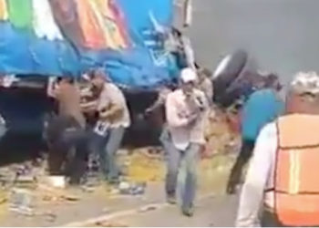 Chófer muere calcinado, mientras el tráiler es saqueado