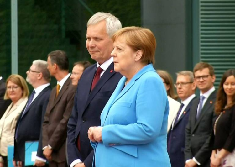 (VIDEO) Angela Merkel sufre el tercer episodio de temblores en un acto público