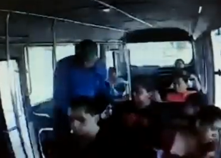 Difunden video de sujeto que roba a pasajeros en ruta 152
