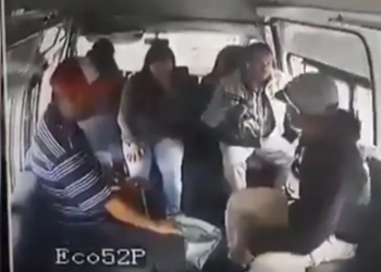 (VIDEO) Pasajero salta de un microbús en movimiento para evitar ser asaltado