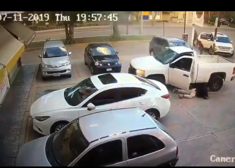 (VIDEO) Fuertes imágenes de un ataque armado contra policías en Irapuato