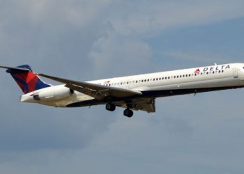 (VIDEO) Turbina de un avión con 148 pasajeros a bordo se incendia en pleno vuelo