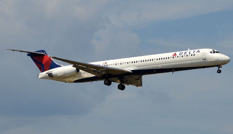 (VIDEO) Turbina de un avión con 148 pasajeros a bordo se incendia en pleno vuelo