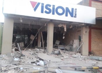 Unos 50 ladrones armados destrozan banco con explosivos y asesinan a un hombre en Paraguay