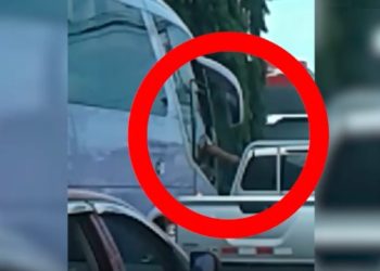 Imponen $10 a hombre que tiró basura desde un autobús en San Miguel