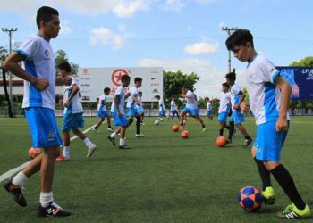 LaLiga y gobierno de Nayib Bukele firman convenio para crear 262 escuelas deportivas