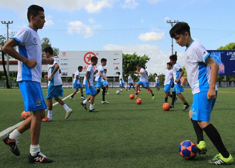 LaLiga y gobierno de Nayib Bukele firman convenio para crear 262 escuelas deportivas
