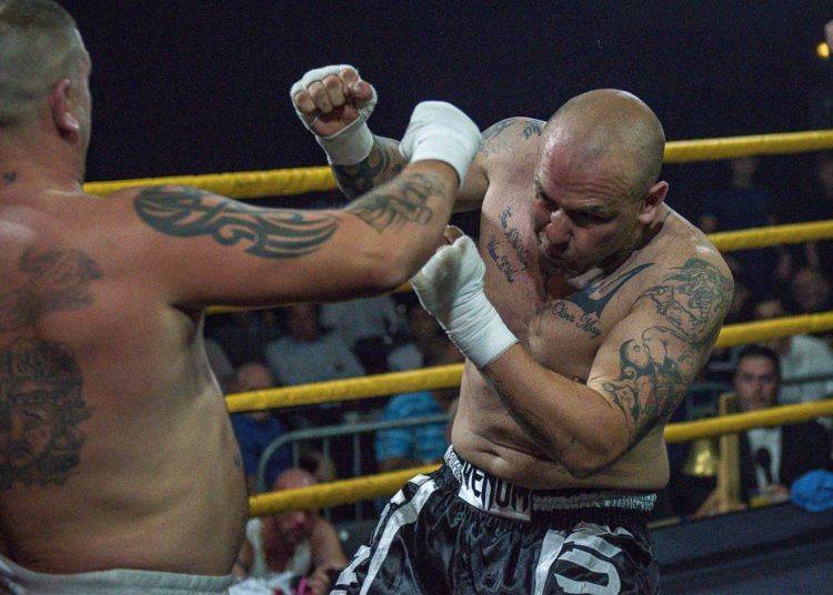 (VIDEO) Polémico y peligroso deporte del boxeo sin guantes que crece en el Reino Unido