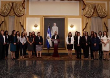 Presidente Bukele juramenta a más de 20 mujeres para ocupar cargos en autónomas
