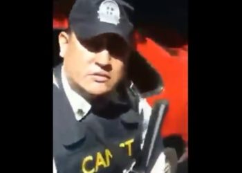 VIDEO | Agente del CAM de Santa Tecla rocía gas pimienta y amenaza a hombre que grababa decomiso de mercadería