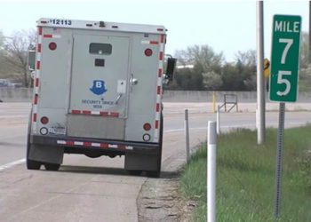 (VIDEO) Cae dinero de un camión blindado y conductores crean un caos al recoger