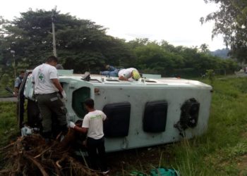 (Video) Camión blindado vuelca y guardias de seguridad se negaban a abandonarlo hasta recibir orden superior