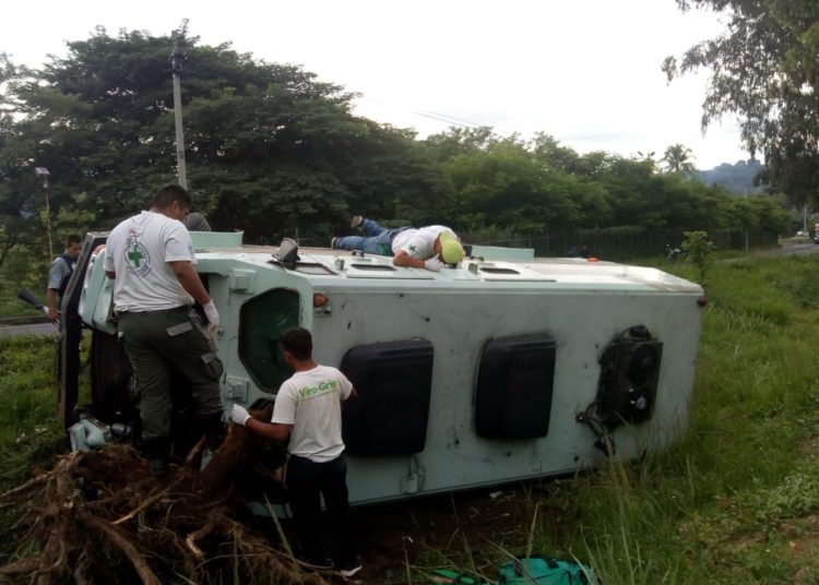 (Video) Camión blindado vuelca y guardias de seguridad se negaban a abandonarlo hasta recibir orden superior