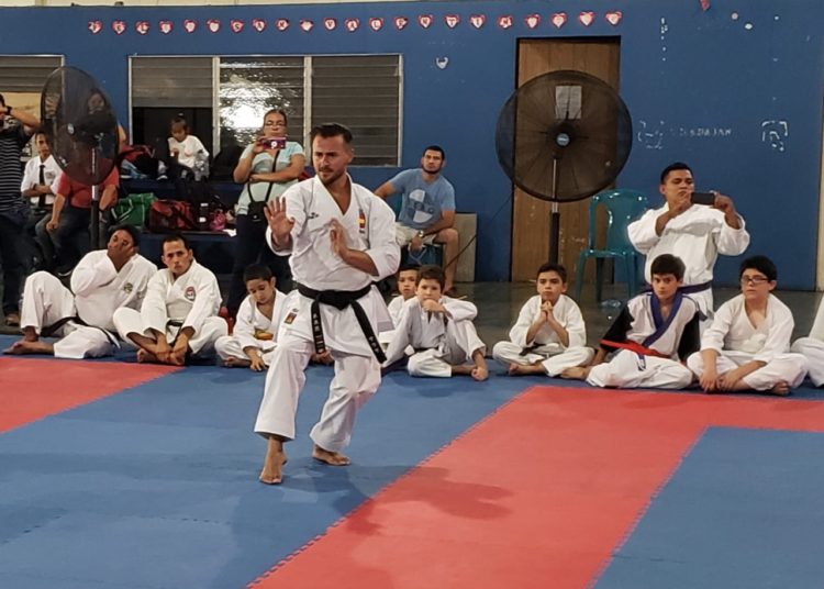 Bicampeón mundial de Kata capacita a atletas salvadoreños