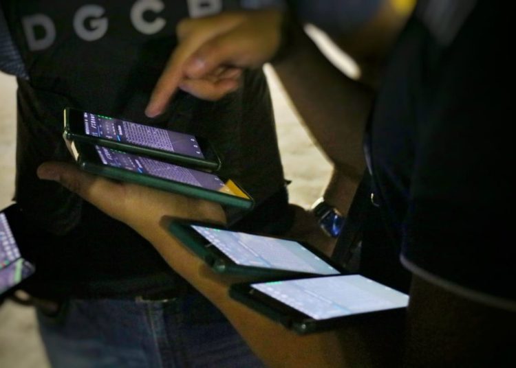 Autoridades verifican bloqueo de señal telefónica en centros penales