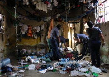 Autoridades incautan 647 manuscritos (wilas) y accesorios de teléfonos en penal de Quezaltepeque